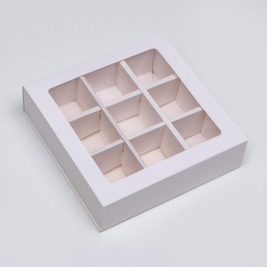 Коробка для конфет белая с окном 13,8*13,8*3,8см (9)
